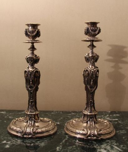 null Paire de bougeoirs en bronze argenté style Louis XVI

H : 30 cm 