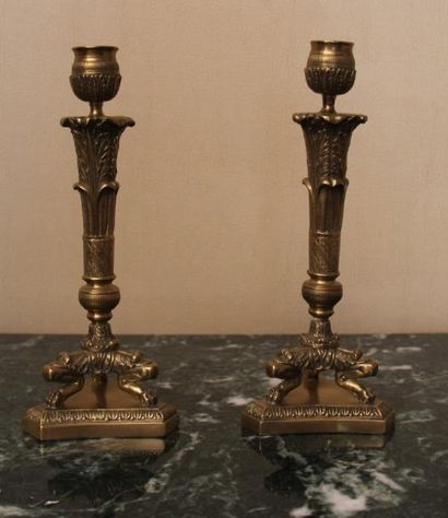 null Paire de bougeoirs tripodes en bronze, piètement en jarret, XIXème siècle

H...