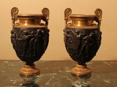 null Paire de vases "Etrusques" à deux anses en bronze doré et bronze patiné, le...