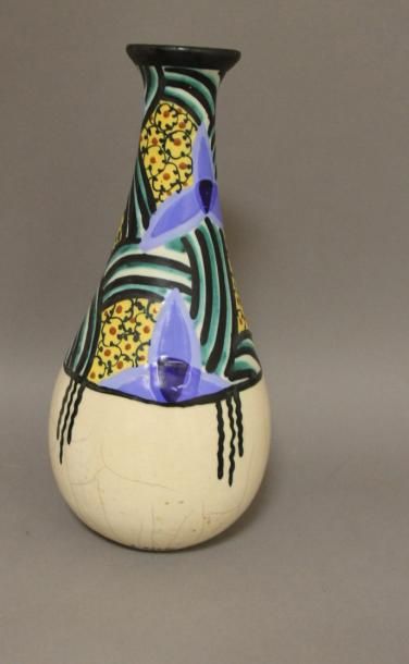 null Louis-Auguste DAGE

Vase en céramique à corps balustre et col évasé. Décor d’une...
