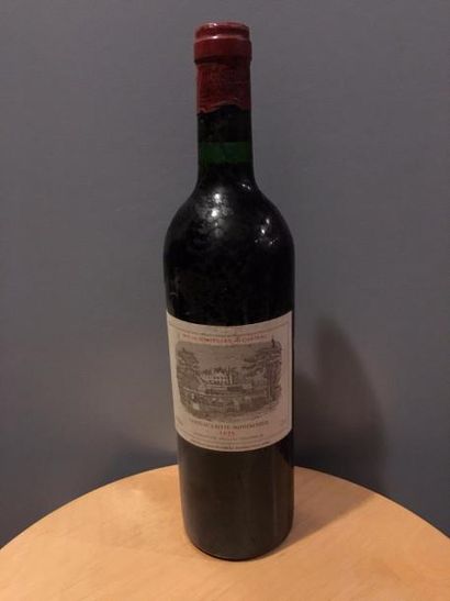 null 2 bouteilles Château LAFFITTE ROTSCHILD 1975 (ett, 1J, 1 cap tachée par cou...