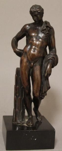 null Statuette en bronze à patine brune nuancée, représentant Apollon debout, appuyé...