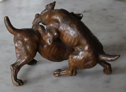 null Ecole moderne

Deux chiens se bagarrant

Groupe en bronze

L : 10, H : 7 cm