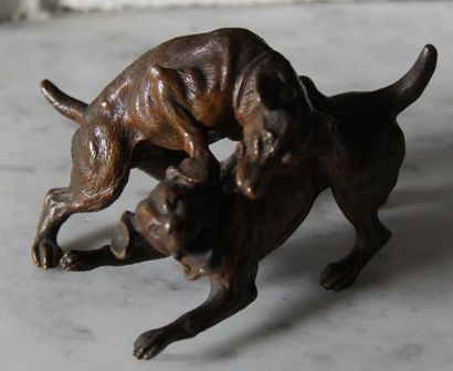 null Ecole moderne

Deux chiens se bagarrant

Groupe en bronze

L : 10, H : 7 cm