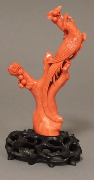 null Statuette en corail rouge orangé, représentant un oiseau fohang perché sur un...