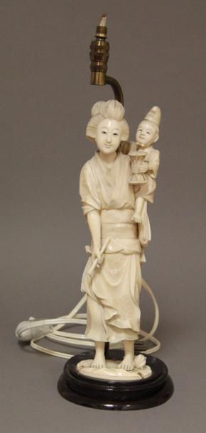 null Okimono en ivoire représentant une jeune femme à l’ombrelle, un enfant déguisé...