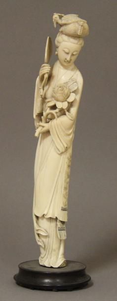 null Statuette en ivoire, représentant une déesse du printemps à l’éventail regardant...