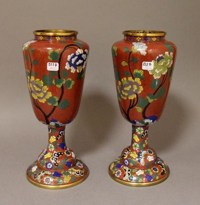 null Paire de vases en cloisonné à décor de fleurs et papillons
Chine vers 1950
H...