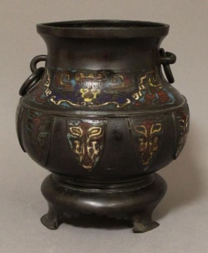 null Vase à deux anses tripodes en bronze à patine marron à décor en cloisonné de...