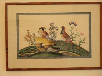 null Paire de gouaches sur tissus à décor d'oiseaux parmi des rochers, Chine XIXème...