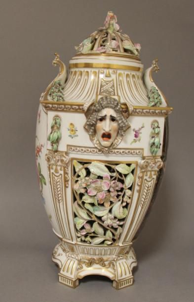 null BERLIN
Vase brûle-parfum quadripode en porcelaine polychrome et doré à décor...