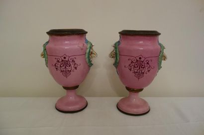 null Paire de vases à anses sur piédouche en porcelaine polychrome à décor de scènes...