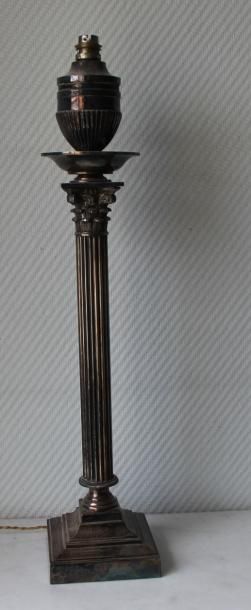 null Pied de lampe en métal argenté en forme de colonne corinthienne

H : 63 cm