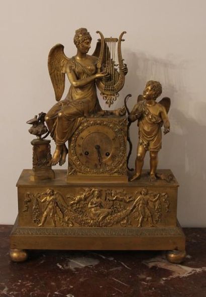 null Pendule en bronze doré à décor de femme jouant de la lyre et d'un amour

XIXème...