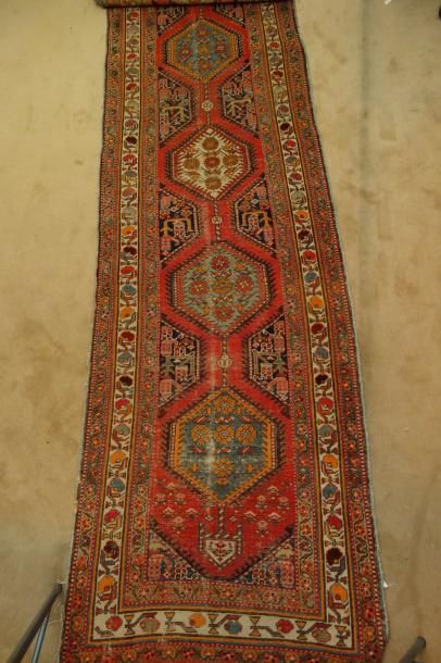 null BAKCHEICH (nord ouest de la Perse) vers 1920-30
Galerie en velours de laine,...