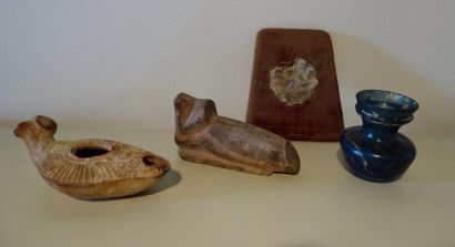 null Lot archéologique :

- Lampe à huile en terre-cuite

- Sculpture d'un phallus...