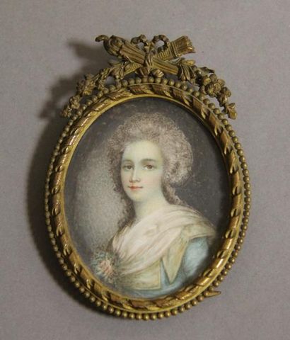 null Miniature ovale sur ivoire : portrait de femme au châle blanc

XIXème siècle

Dans...