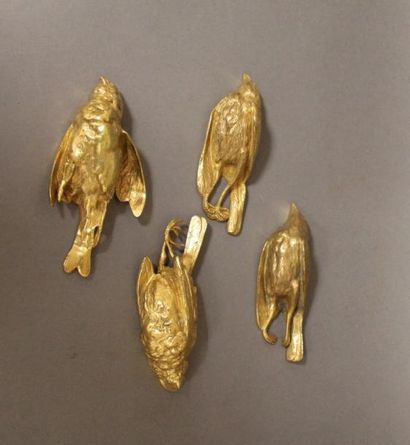 null Lot de quatre sculptures en bronze doré en forme d'oiseaux morts.

L : 11-12...
