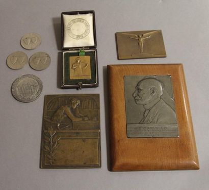 null Lot comprenant :

une plaque en bronze signée A.MORLON, deux plaques commémoratives,...