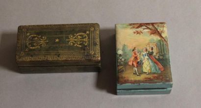 null Deux boites à timbres :

-en bois peint d'une scène galante

-cuir et décor...