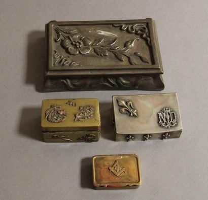 null Quatre boites à timbres en laiton, métal et métal argenté