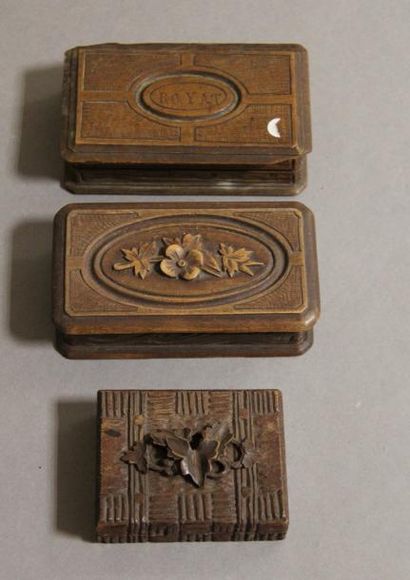 null Trois boites à timbres en bois dont deux le couvercle sculpté de fleurs en relief...