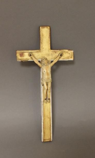 null Christ en ivoire sur une croix en bois doré 

XIXème siècle