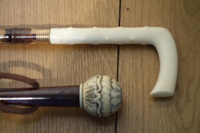 null Une canne et une ombrelle à pommeaux en ivoire, XIXème s. (fentes)