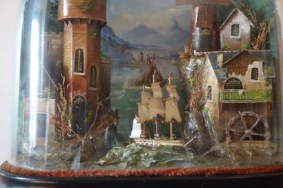 null Grand diorama en papier mâché polychrome à décor d'un bateau dans une rade entourée...