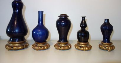 null Six vases en grès à glaçure noire et bleue foncée, Chine XIXème s.

H du plus...