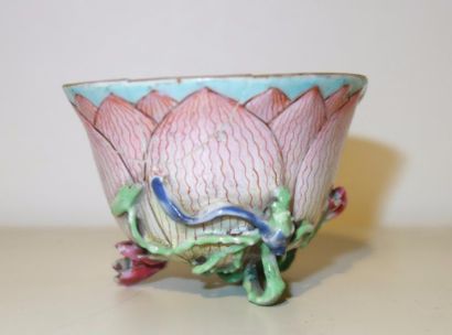 null Tasse sorbet en porcelaine polychrome en forme de fleur ouverte, Chine

H :...