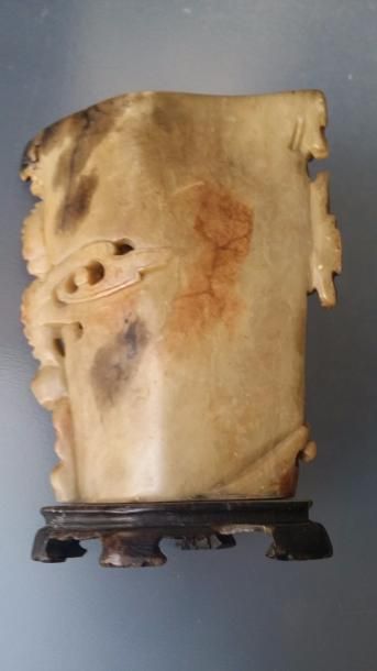 null Vase en stéatite beige veinée de brun, avec traces de dorure, une face sculptée...