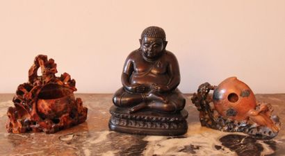 null Bouddha en bronze et deux petits vases en pierre dure