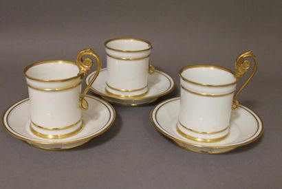 SÈVRES Suite de trois tasses et sous-tasses en porcelaine à décor de filets or, les...
