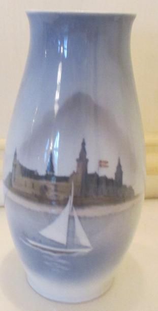 ROYAL COPENHAGUE Vase en porcelaine à décor polychrome de bateau
H : 22 cm.