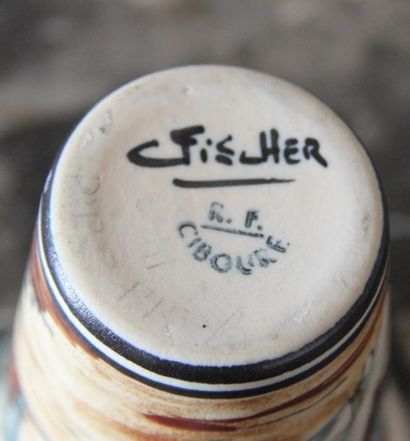 CIBOURE - C. FISCHER Gobelet évasé en céramique à décor peint de pelote basque, signé.
H...
