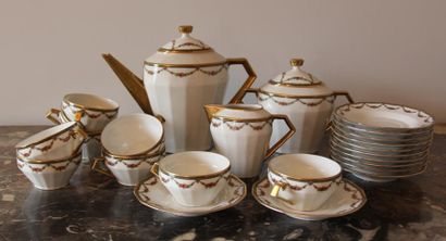 null Service thé-café en porcelaine polychrome et doré à décor de guirlandes