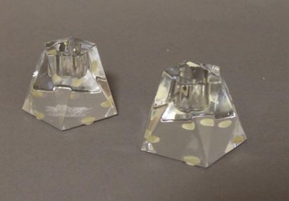BACCARAT Paire de bougeoirs en cristal de forme hexagonale, dans leurs boites d'...