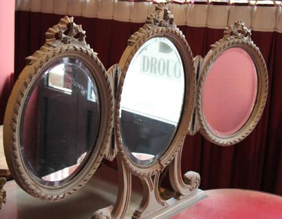 null Coiffeuse en bois laqué de forme rognon, à trois miroirs ovales ornés de noeuds
Style...