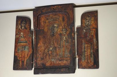 null Icone triptyque en bois peint représentant la Vierge,

Nord de la Grèce, fin...