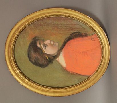 Ecole Moderne portrait de jeune fille à la robe rouge
Pastel ovale, signé en bas...