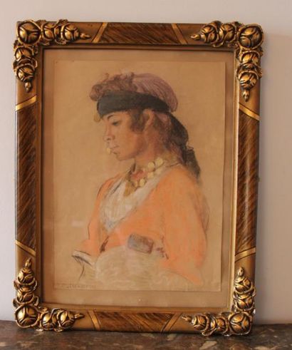Ecole Moderne Portrait d'une femme orientale
Crayon gras marqué Mme Jean de MERTENS
34...