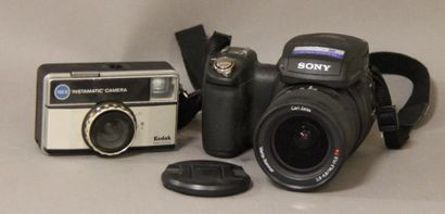 null Lot de deux appareils photo :

- KODAK instamatic camera 155 X

- SONY CMOS...