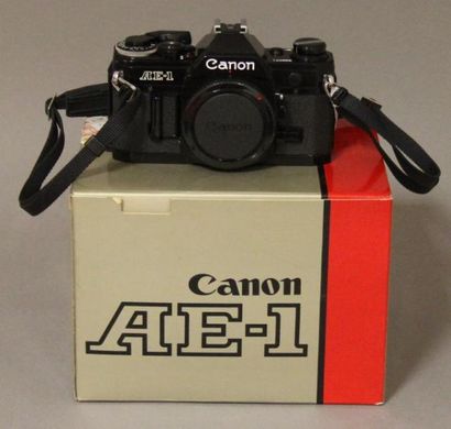 null CANON

Appareil photo modèle AE-1 n°926771 dans sa boite d'origine (sans ob...