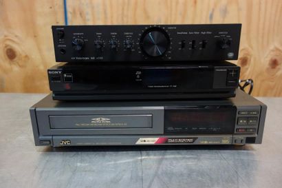 null Lot: 

JVC lecteur VHS

TELETON tuner A350

SONY tuner programmateur T-V8F