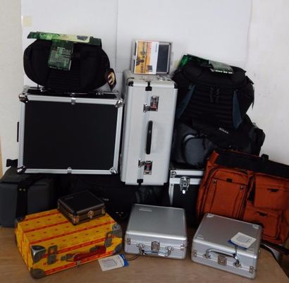 null Lot de sacs, d'emballages souples et valises métalliques pour appareils photo...