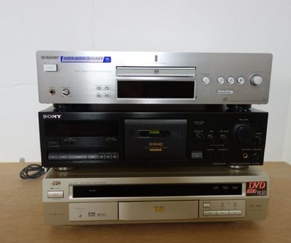 null Lot :
Lecteur DVD JVC XV-D723GD
Lecteur cassettes SONY TC-K611S
Lecteur CD SONY...