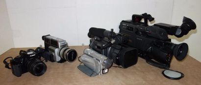null Lot :

-appareil photo CANON EOS Wood Digital (manque la batterie)

-caméra...