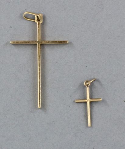 null Deux croix en or jaune 18 k : 2,6 gr et 0,5 gr total 3,1 gr