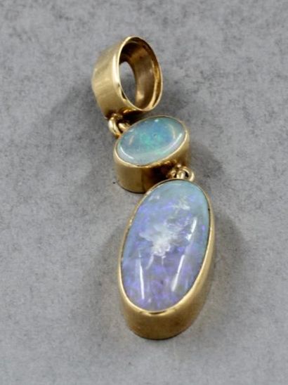 null Pendentif en or jaune 18 k sertie d'opale ( manque une pierre et accident) poids...